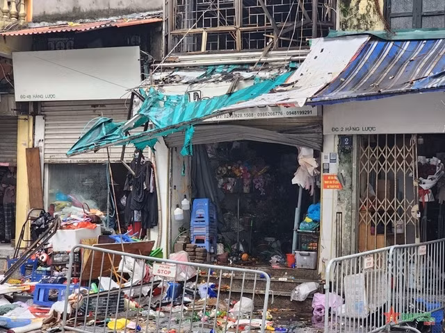 Thủ tướng yêu cầu khẩn trương điều tra làm rõ nguyên nhân vụ cháy tại phố Hàng Lược (Hà Nội). Ảnh nguồn VGP Thủ tướng yêu cầu khẩn trương điều tra làm rõ nguyên nhân vụ cháy tại phố Hàng Lược (Hà Nội). Ảnh nguồn VGP