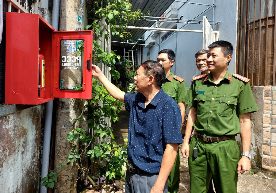 Kiểm tra tủ phòng cháy chữa cháy tại điểm chữa cháy công cộng tổ 5, phường Ia Kring. Ảnh: Thiên Di Kiểm tra tủ phòng cháy chữa cháy tại điểm chữa cháy công cộng tổ 5, phường Ia Kring. Ảnh: Thiên Di