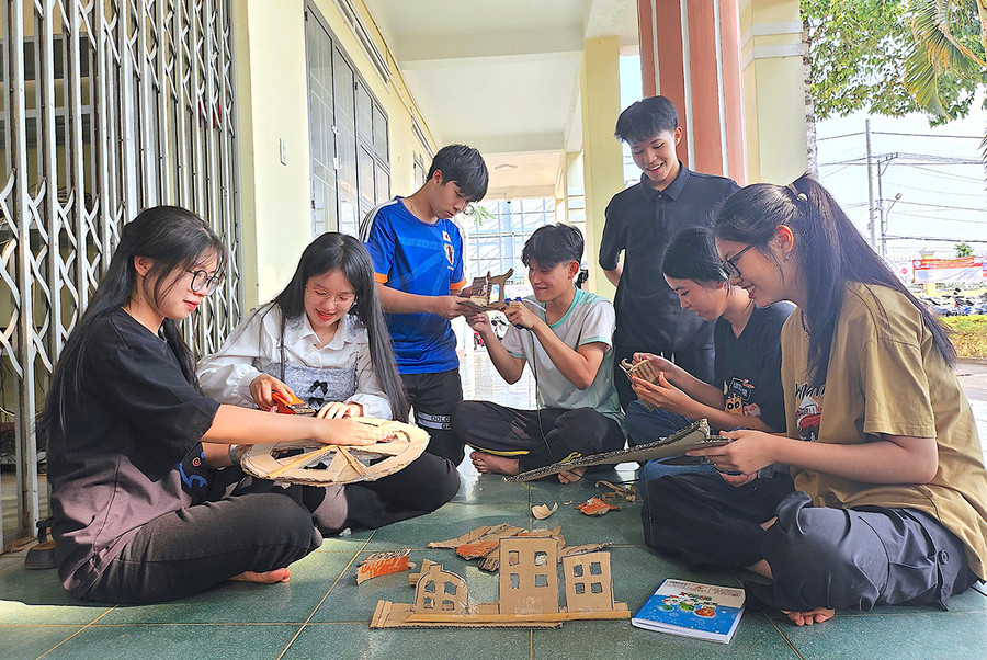Nhóm học sinh lớp 12A2, Trường THPT Hoàng Hoa Thám (TP. Pleiku) sáng tạo dụng cụ hỗ trợ cho tiết mục múa bóng bằng bìa carton. Ảnh: Mộc Trà Nhóm học sinh lớp 12A2, Trường THPT Hoàng Hoa Thám (TP. Pleiku) sáng tạo dụng cụ hỗ trợ cho tiết mục múa bóng bằng bìa carton. Ảnh: Mộc Trà