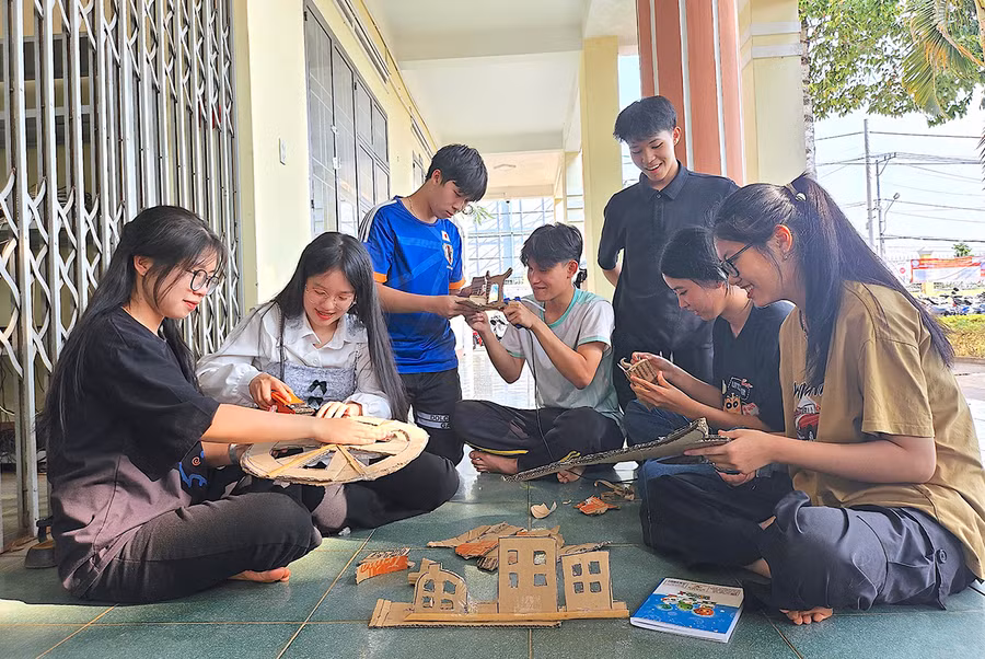 Nhóm học sinh lớp 12A2, Trường THPT Hoàng Hoa Thám (TP. Pleiku) sáng tạo dụng cụ hỗ trợ cho tiết mục múa bóng bằng bìa carton. Ảnh: Mộc Trà