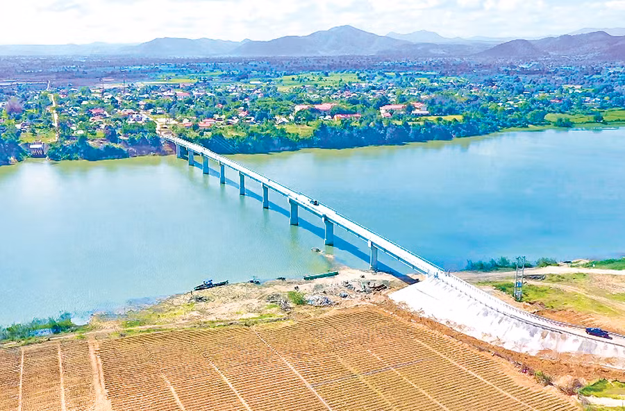 Cầu Ia Rmok (huyện Krông Pa) là cầu dân sinh quy mô nhất cả nước thuộc dự án LRAMP do Tổng cục Đường bộ Việt Nam làm chủ đầu tư. Ảnh: Minh Nguyễn