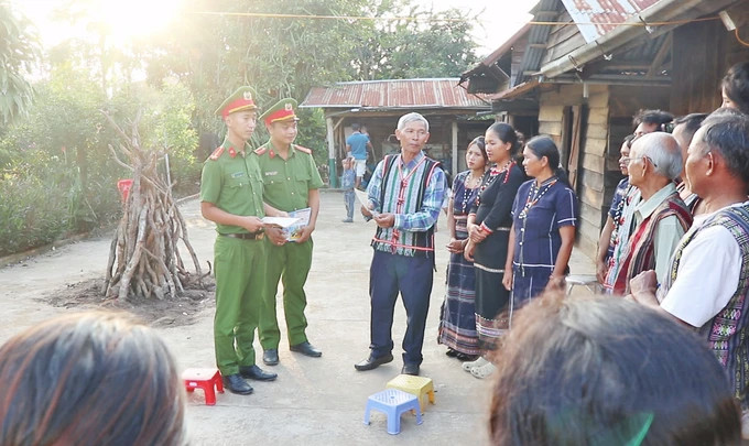 Ông Đa Cát Tư (thứ ba từ trái qua, xã Đạ Tông, huyện Đam Rông) cùng chính quyền địa phương tuyên truyền chính sách, pháp luật của nhà nước đến bà con trong cộng đồng Ông Đa Cát Tư (thứ ba từ trái qua, xã Đạ Tông, huyện Đam Rông) cùng chính quyền địa phương tuyên truyền chính sách, pháp luật của nhà nước đến bà con trong cộng đồng