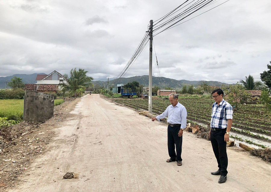 Ông Mã Văn Thủy (bìa trái)-Bí thư Chi bộ kiêm Trưởng thôn Thắng Lợi 1 (xã Ia Sol) cho biết, khi con đường mới hoàn thành, người dân trong thôn rất phấn khởi. Ảnh: G.H