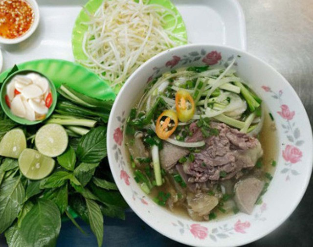 Lợi ích đáng ngạc nhiên của vài lát tỏi ngâm thêm vào tô phở buổi sáng - Ảnh 1. Tỏi ngâm thường xuất hiện trong tô phở buổi sáng của nhiều người. Ảnh: Shutterstock