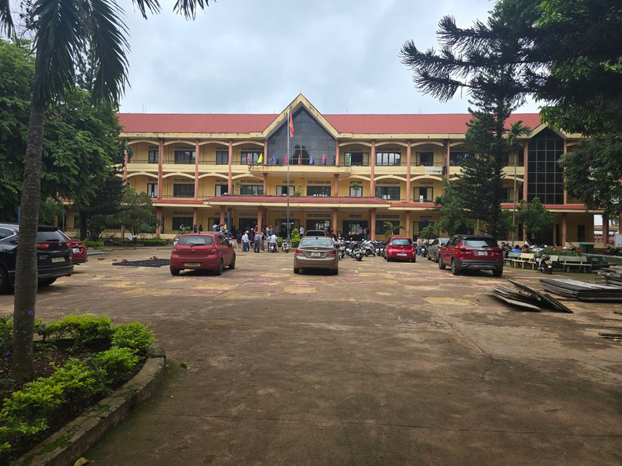 Gần 100 phụ huynh học sinh đến Trường THPT Phú Xuân xin rút hồ sơ.