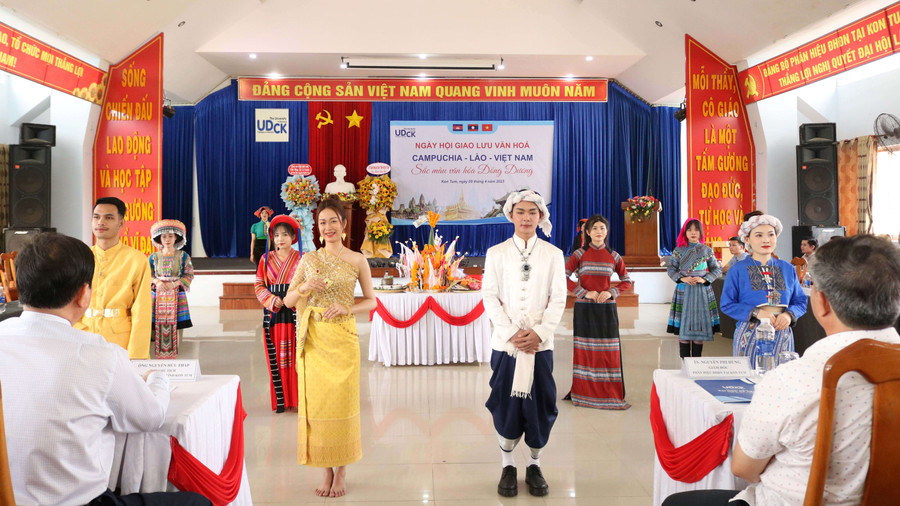 Lưu học sinh Lào trong ngày hội văn hóa 3 nước Campuchia - Việt Nam - Lào. Ảnh: DN Lưu học sinh Lào trong ngày hội văn hóa 3 nước Campuchia - Việt Nam - Lào. Ảnh: DN