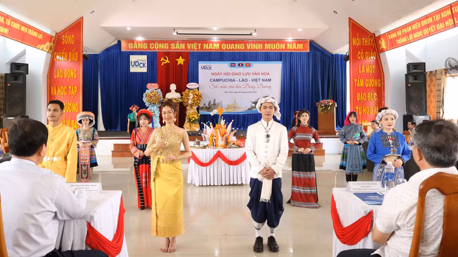 Lưu học sinh Lào trong ngày hội văn hóa 3 nước Campuchia - Việt Nam - Lào. Ảnh: DN