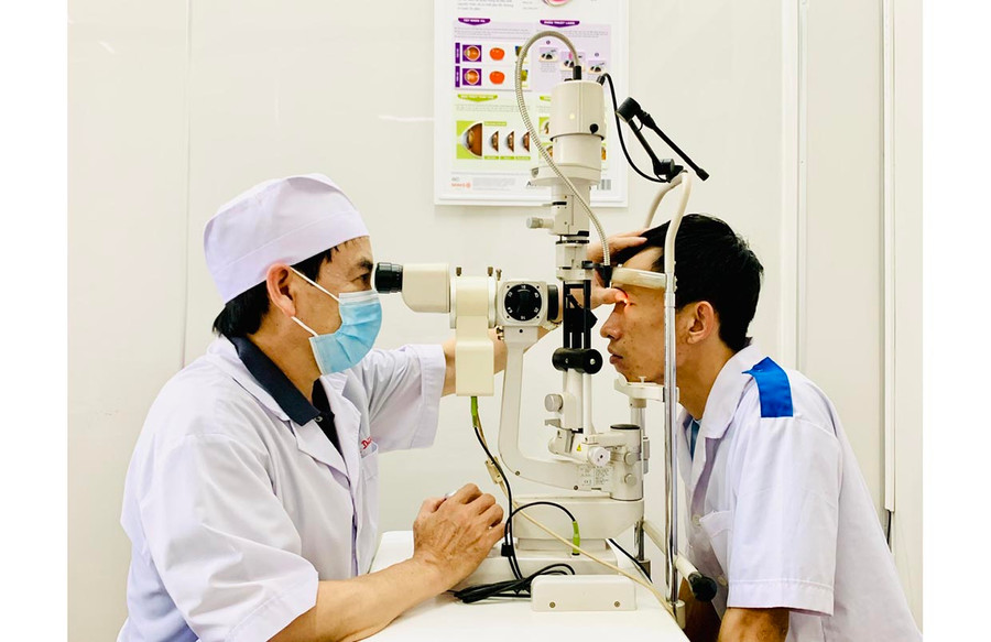 Bác sĩ Trung tâm Y tế TP. Pleiku thăm khám cho người bệnh đau mắt đỏ. Ảnh: N.N