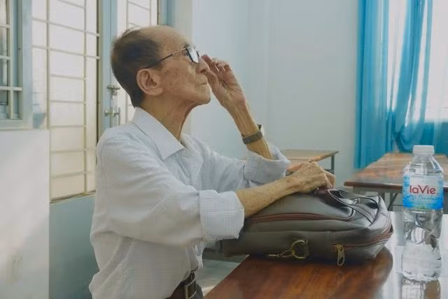 Cụ Thành quyết tâm đi thi thạc sĩ sau khi đã lo cho 4 người con có cuộc sống đàng hoàng, công việc ổn định. Ảnh: Thanh Duy