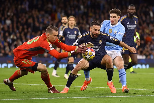 Thủ môn Andriy Lunin xuất sắc cản phá các đợt tấn công của chủ nhà Man City