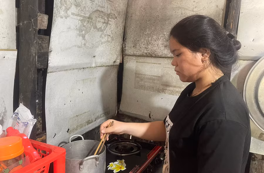 Ngoài giờ học, Thiên Kim giúp ngoại làm hết việc nhà. Ảnh: Vũ Chi