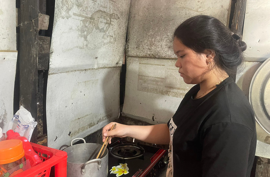 Ngoài giờ học, Thiên Kim giúp ngoại làm hết việc nhà. Ảnh: Vũ Chi