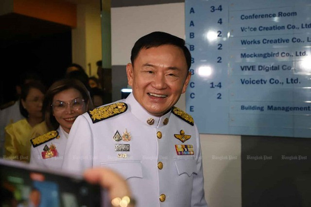 Ông Thaksin Shinawatra tham dự buổi lễ hoàng gia bổ nhiệm con gái ông là bà Paetongtarn Shinawatra làm tân thủ tướng Thái Lan, tại trụ sở chính của Đảng Pheu Thai ở Bangkok hôm 18-8. Ảnh: Varuth Hirunyatheb