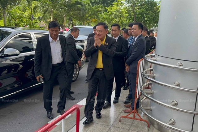 Hình ảnh ông Thaksin Shinawatra trước Tòa án Hình sự ở Bangkok vào sáng 19-8. Ảnh: Bangkok Post
