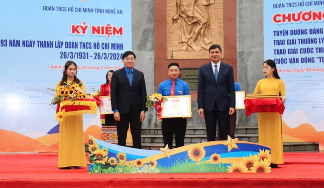 Anh Lãnh Văn Mùi được Tỉnh Đoàn Nghệ An tuyên dương là Đảng viên trẻ xuất sắc năm 2024. Anh Lãnh Văn Mùi được Tỉnh Đoàn Nghệ An tuyên dương là Đảng viên trẻ xuất sắc năm 2024.