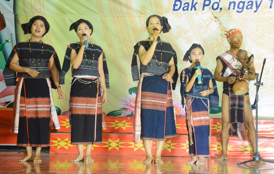 Sự trao truyền thế hệ trong đội hình của đoàn diễn viên, nghệ nhân thị trấn Đak Pơ tại Liên hoan hát ru, hát dân ca và nhạc cụ truyền thống các dân tộc huyện Đak Pơ. Ảnh: Phương Duyên