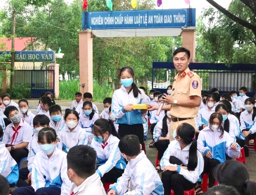 Ban An toàn giao thông các huyện tăng cường tuyên truyền Luật Giao thông đường bộ cho các em học sinh. Ảnh: Minh Phương Ban An toàn giao thông các huyện tăng cường tuyên truyền Luật Giao thông đường bộ cho các em học sinh. Ảnh: Minh Phương