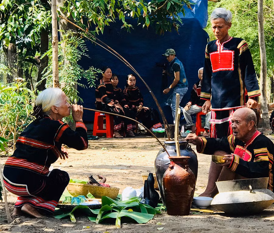 Phục dựng lễ cúng cầu mưa tại xã Ia Rbol, thị xã Ayun Pa. Ảnh: Đ.T.T