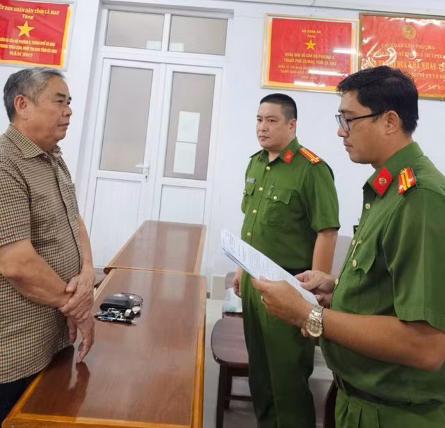 Công an đọc quyết định khởi tố đối với Trần Xuân Hiền Công an đọc quyết định khởi tố đối với Trần Xuân Hiền