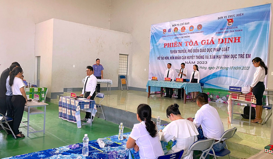 Quang cảnh phiên tòa giả định về tảo hôn tại Trường THCS Lê Đình Chinh (xã Ia Lâu, huyện Chư Prông). Ảnh: M.T