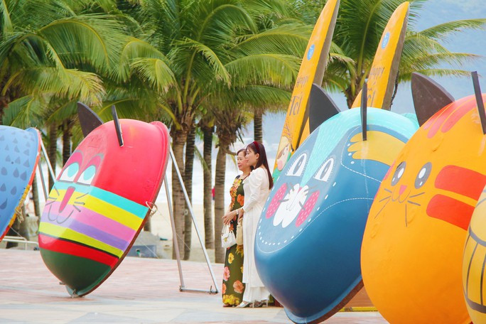 Số đông người dân rất thích thú với cách làm mới lạ trên. "Thuyền thúng là phương tiện gắn liền với đời sống ngư dân của thành phố biển. Sử dụng thuyền thúng để làm du lịch, quảng bá hình ảnh của thành phố là rất hợp lý" - bà Nguyễn Thị Thanh Tuyền (trú quận Thanh Khê, TP Đà Nẵng) nhận xét Số đông người dân rất thích thú với cách làm mới lạ trên. "Thuyền thúng là phương tiện gắn liền với đời sống ngư dân của thành phố biển. Sử dụng thuyền thúng để làm du lịch, quảng bá hình ảnh của thành phố là rất hợp lý" - bà Nguyễn Thị Thanh Tuyền (trú quận Thanh Khê, TP Đà Nẵng) nhận xét