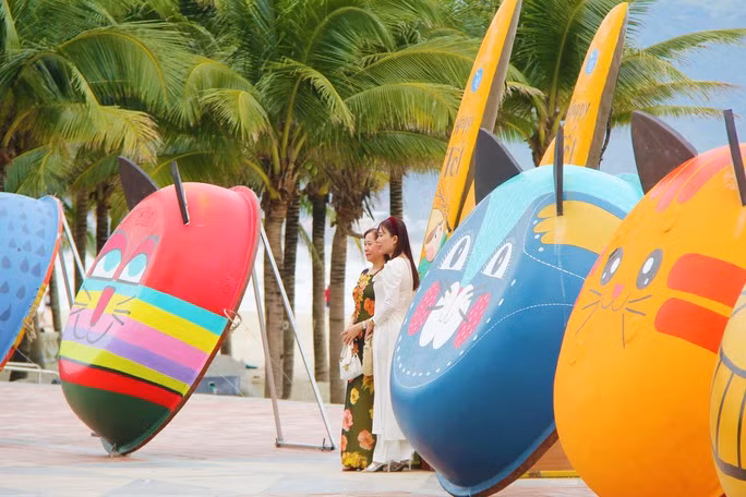 Số đông người dân rất thích thú với cách làm mới lạ trên. "Thuyền thúng là phương tiện gắn liền với đời sống ngư dân của thành phố biển. Sử dụng thuyền thúng để làm du lịch, quảng bá hình ảnh của thành phố là rất hợp lý" - bà Nguyễn Thị Thanh Tuyền (trú quận Thanh Khê, TP Đà Nẵng) nhận xét