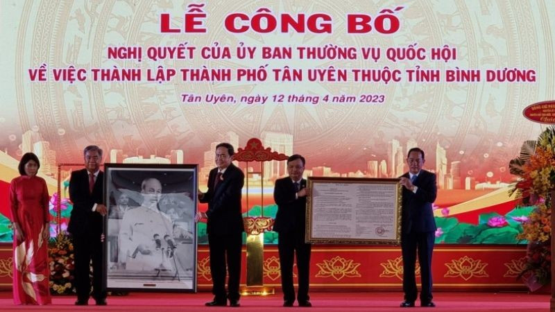 Phó Chủ tịch Thường trực Quốc hội Trần Thanh Mẫn trao nghị quyết và tặng quà lưu niệm cho lãnh đạo thành phố Tân Uyên. Phó Chủ tịch Thường trực Quốc hội Trần Thanh Mẫn trao nghị quyết và tặng quà lưu niệm cho lãnh đạo thành phố Tân Uyên.