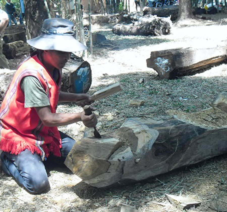 Một nghệ nhân đang thi triển tài năng và niềm đam mê tạc tượng của mình. Ảnh: A Dơng Một nghệ nhân đang thi triển tài năng và niềm đam mê tạc tượng của mình. Ảnh: A Dơng