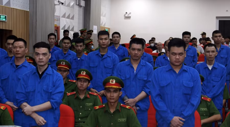 Các bị cáo nghe Tòa tuyên án. (Ảnh: Lê Sen/TTXVN)