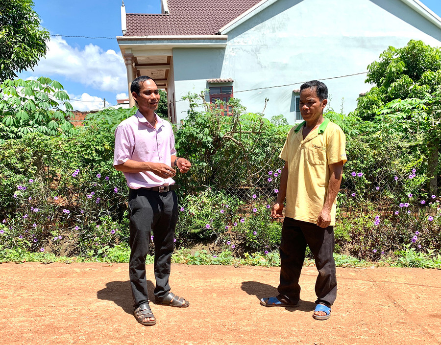 Ông Siu Suik (bìa trái) thường xuyên tuyên truyền người dân về xây dựng khối đại đoàn kết dân tộc trên địa bàn dân cư. Ảnh: R.H Ông Siu Suik (bìa trái) thường xuyên tuyên truyền người dân về xây dựng khối đại đoàn kết dân tộc trên địa bàn dân cư. Ảnh: R.H