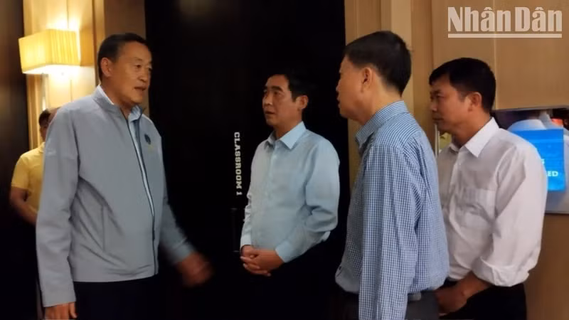 Thủ tướng Thái Lan Srettha Thavisin (bìa trái) và Đại sứ Việt Nam Phạm Việt Hùng cùng đoàn công tác Đại sứ quán tại khách sạn Grand Hyatt Erawan. (Nguồn: Đại sứ quán Việt Nam tại Thái Lan)