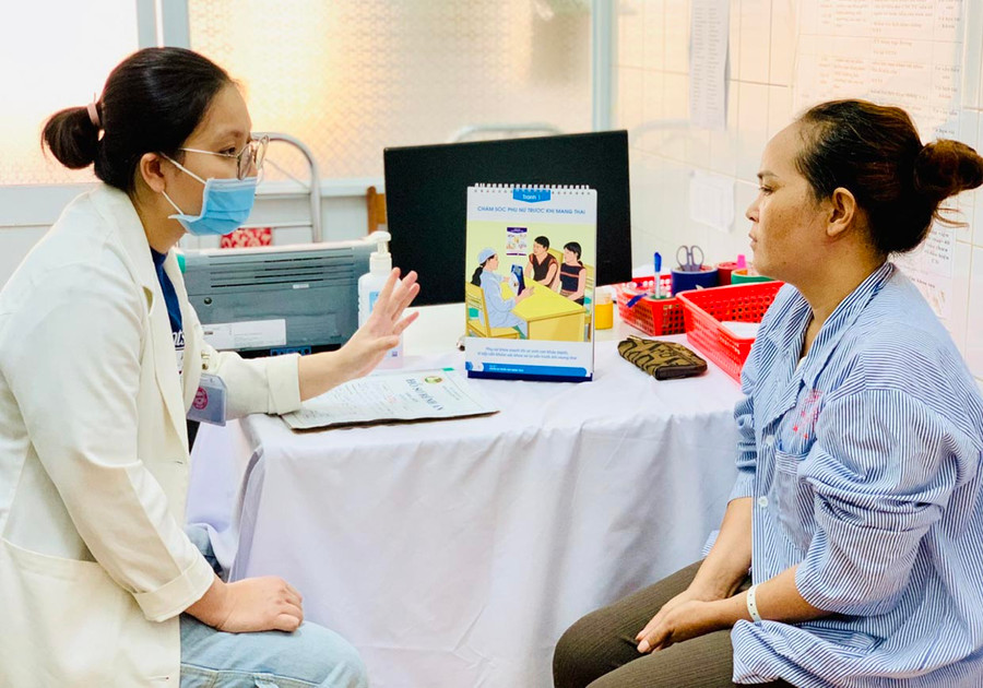 Bác sĩ Khoa Sản (Bệnh viện Đa khoa tỉnh) tư vấn cho người dân về tầm soát ung thư cổ tử cung. Ảnh: N.N Bác sĩ Khoa Sản (Bệnh viện Đa khoa tỉnh) tư vấn cho người dân về tầm soát ung thư cổ tử cung. Ảnh: N.N