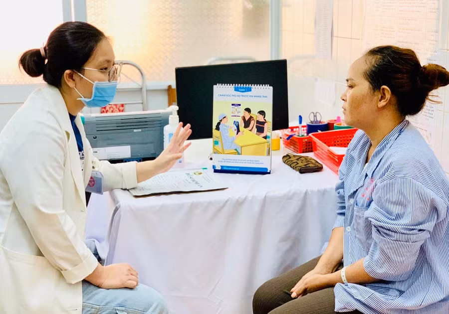 Bác sĩ Khoa Sản (Bệnh viện Đa khoa tỉnh) tư vấn cho người dân về tầm soát ung thư cổ tử cung. Ảnh: N.N Bác sĩ Khoa Sản (Bệnh viện Đa khoa tỉnh) tư vấn cho người dân về tầm soát ung thư cổ tử cung. Ảnh: N.N