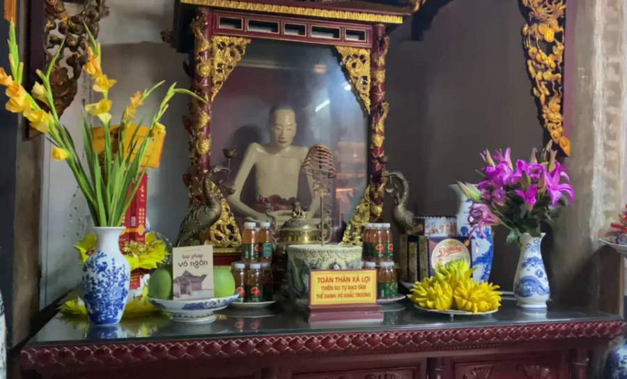 Toàn thân xá lợi thiền sư Vũ Khắc Trường. (Ảnh: Bích Hằng/Vietnam+) Toàn thân xá lợi thiền sư Vũ Khắc Trường. (Ảnh: Bích Hằng/Vietnam+)