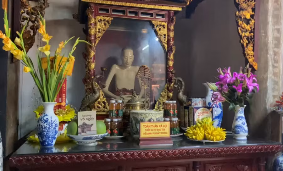 Toàn thân xá lợi thiền sư Vũ Khắc Trường. (Ảnh: Bích Hằng/Vietnam+)