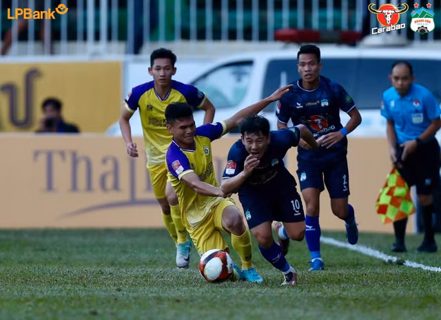 Không có bầu Đức sẽ không có CLB bóng đá HAGL (phải)