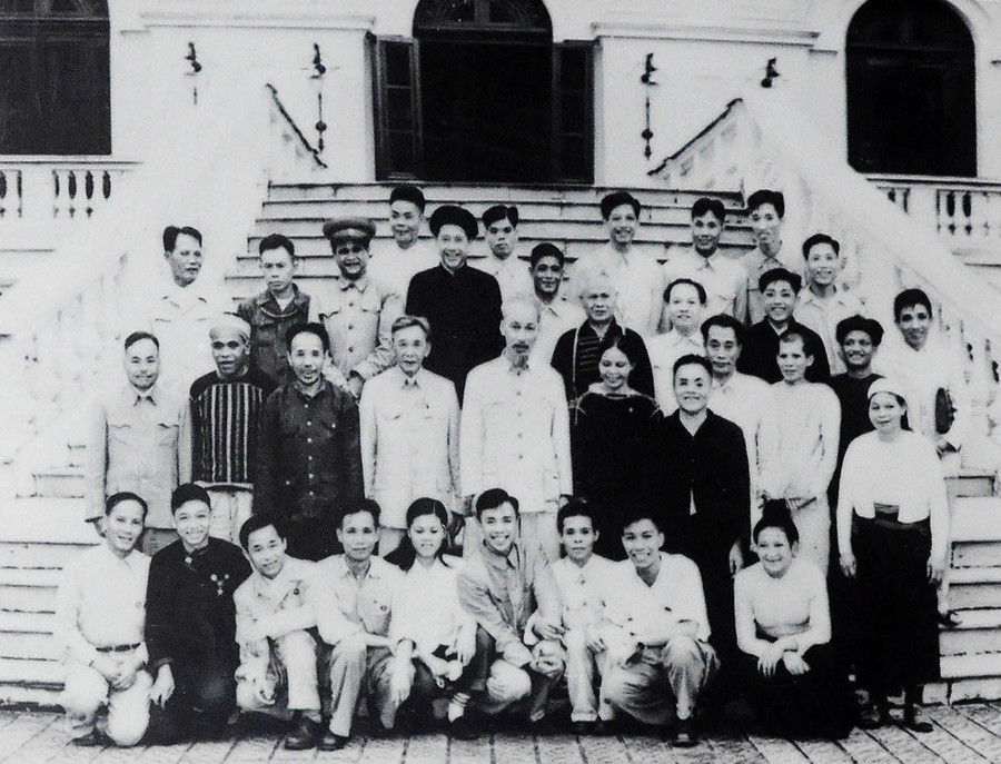 Bác Hồ chụp ảnh lưu niệm cùng các đại biểu dân tộc thiểu số (nhà giáo Nay Der đứng phía sau, sát bên tay trái Bác Hồ, ảnh Bảo tàng tỉnh cung cấp). Bác Hồ chụp ảnh lưu niệm cùng các đại biểu dân tộc thiểu số (nhà giáo Nay Der đứng phía sau, sát bên tay trái Bác Hồ, ảnh Bảo tàng tỉnh cung cấp).