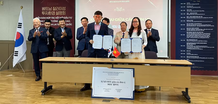 Sở Khoa học và Công nghệ tỉnh Gia Lai và Hợp tác xã Nhân sâm Jeollabuk-do ký bản ghi nhớ hợp tác. Ảnh: Trương Công Hoài