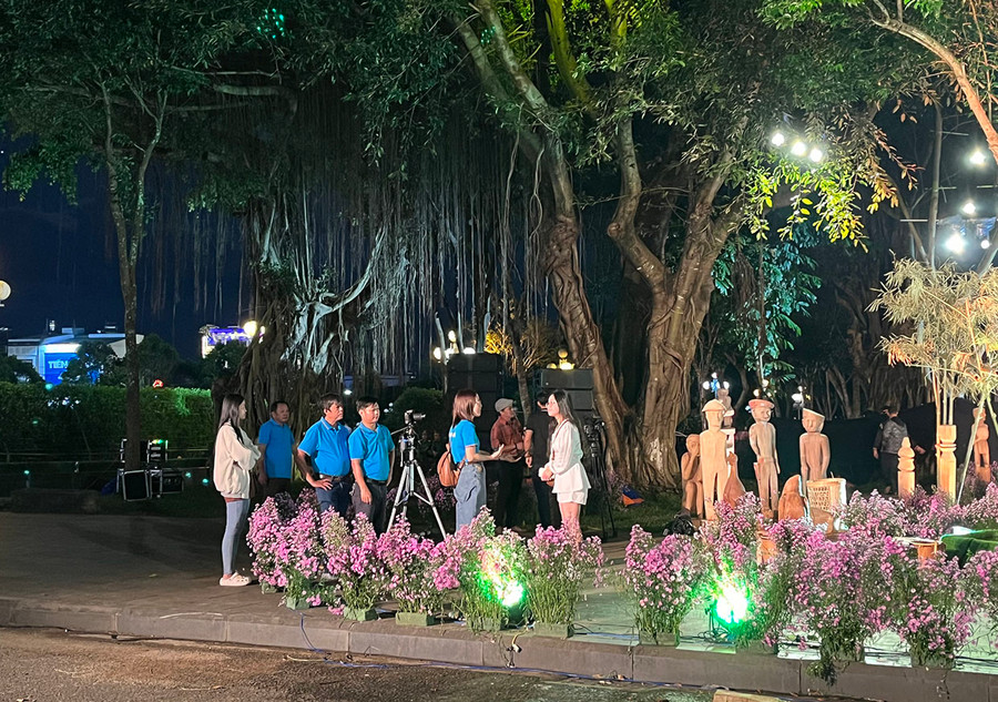 Phóng viên Báo Gia Lai phỏng vấn du khách đến thưởng thức Chương trình trình diễn nghệ thuật thổ cẩm “Gia Lai ơi”. Ảnh: Phương Vi