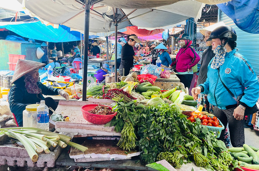 Tại các vùng nông thôn, hệ thống chợ cơ bản đáp ứng nhu cầu trao đổi hàng hóa của người dân. Ảnh: V.T Tại các vùng nông thôn, hệ thống chợ cơ bản đáp ứng nhu cầu trao đổi hàng hóa của người dân. Ảnh: V.T