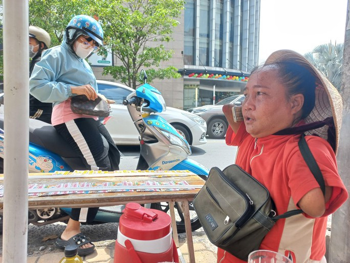 NÓNG: Bắt nghi phạm lừa đảo tráo hơn 500 tờ vé số của phụ nữ không tay, không chân - Ảnh 2. Chị Thuận nạn nhân vụ việc