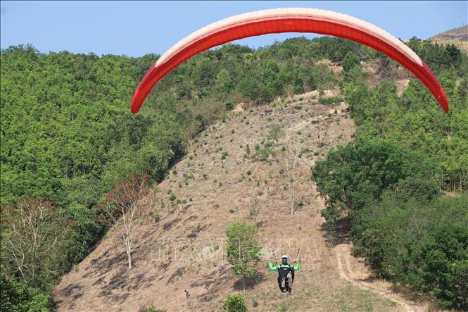 Các vận động viên tham gia thi đấu 2 hạng mục là hạ cánh chính xác và dù lượn đường trường XC tại Giải Dù lượn “Khám phá đại ngàn - Sa Thầy 2024”.
