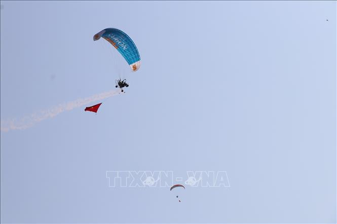 Các vận động viên trình diễn Para Moto (loại dù có động cơ, kéo cờ, thả khói) tại Giải Dù lượn “Khám phá đại ngàn - Sa Thầy 2024”.