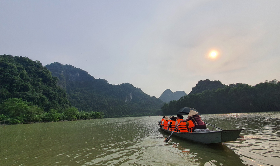 Thung Nham vào buổi hoàng hôn rất thơ mộng. Ảnh: KHANG KA Thung Nham vào buổi hoàng hôn rất thơ mộng. Ảnh: KHANG KA