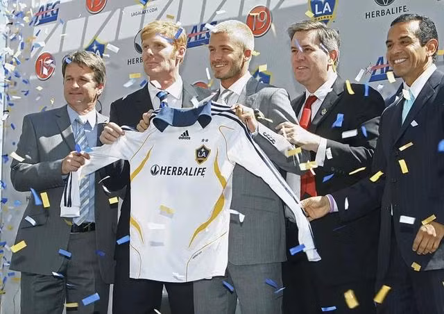 David Beckham (giữa) đến Mỹ thi đấu từ năm 2007 và nhận ra cơ hội kinh doanh lớn tại đây, khi trở thành ông chủ một CLB. Ảnh: REUTERS
