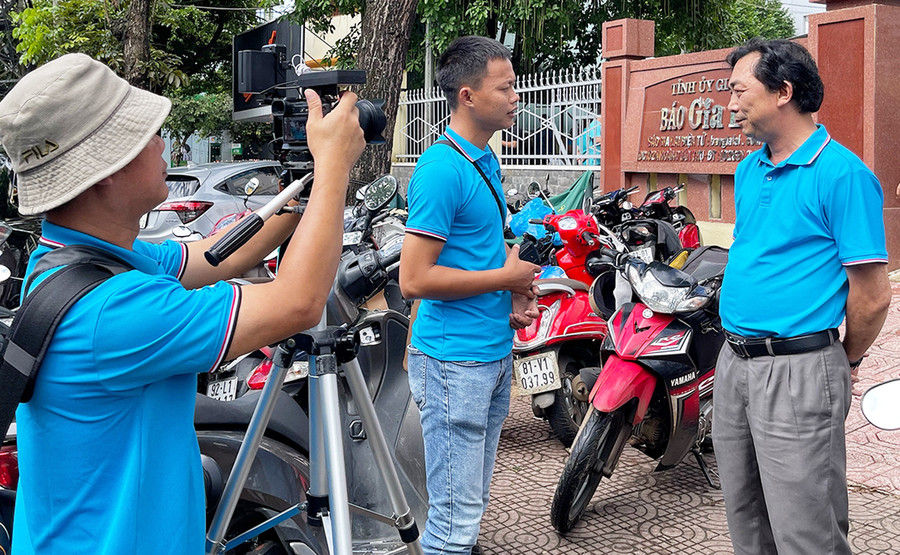 Phóng viên Báo Gia Lai tác nghiệp đa phương tiện để bắt nhịp với xu hướng chuyển đổi số báo chí. Ảnh: Minh Châu