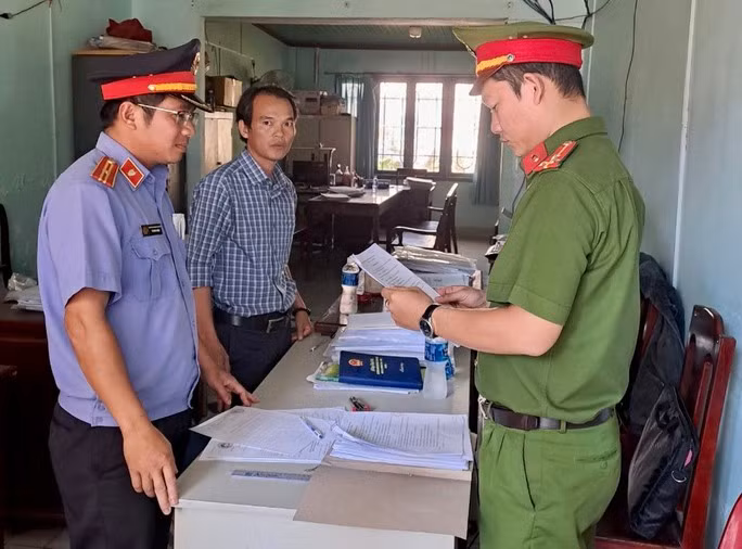 Bị can Hoàng Thuận Thiên nghe đọc lệnh khám xét. Ảnh: CTV