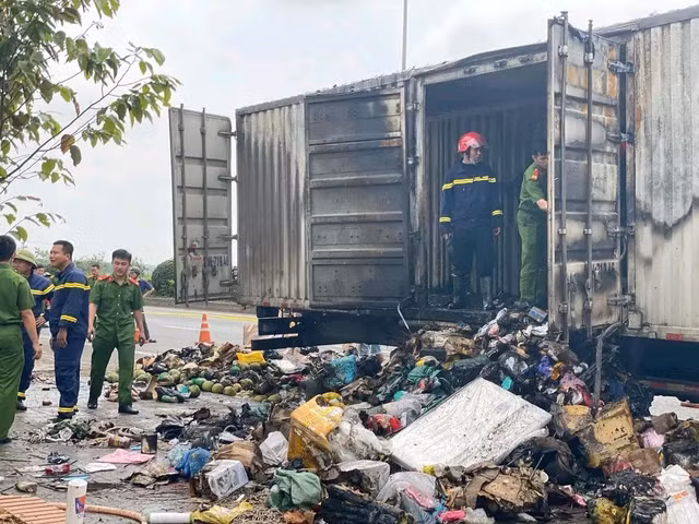 Vụ cháy khiến nhiều bưu phẩm, hàng hóa trên xe bị thiêu rụi. Ảnh: Công an Quảng Trị