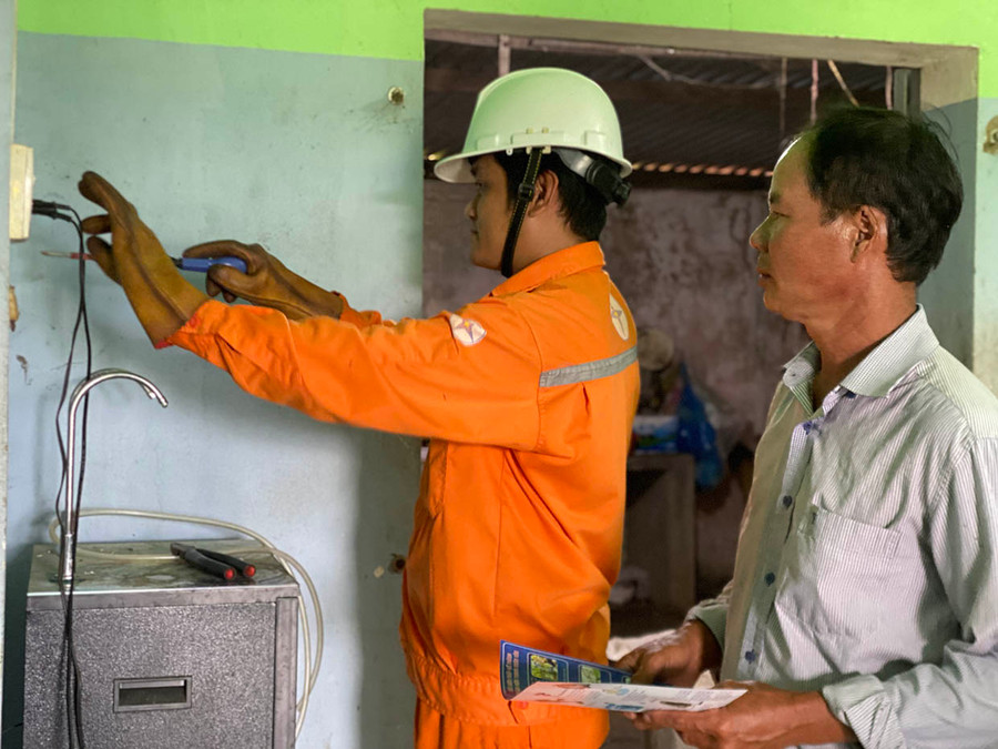 Ngành điện tăng cường tuyên truyền, hướng dẫn người dân sử dụng điện an toàn, tiết kiệm. Ảnh: Hà Duy Ngành điện tăng cường tuyên truyền, hướng dẫn người dân sử dụng điện an toàn, tiết kiệm. Ảnh: Hà Duy