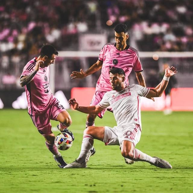 Messi (trái) thi đấu rất hay, nhưng các đồng đội lại để mắc nhiều sơ hở ở hàng thủ. Ảnh CLB Inter Miami Messi (trái) thi đấu rất hay, nhưng các đồng đội lại để mắc nhiều sơ hở ở hàng thủ. Ảnh CLB Inter Miami